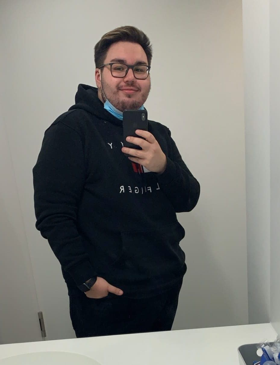 Dennis im schwarzen Hoodie: Spiegel-Selfie in einem hellen Badezimmer