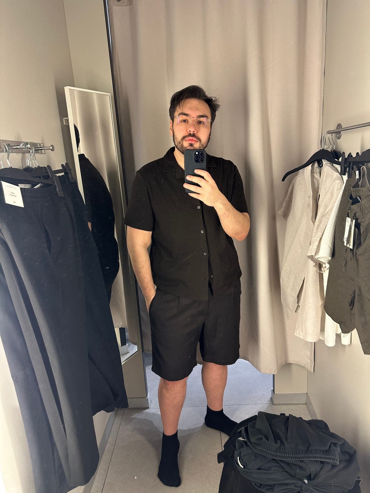 Dennis heute in der Umkleidekabine: Ganzkörper-Spiegel-Selfie in schwarzem Hemd und kurzer Hose