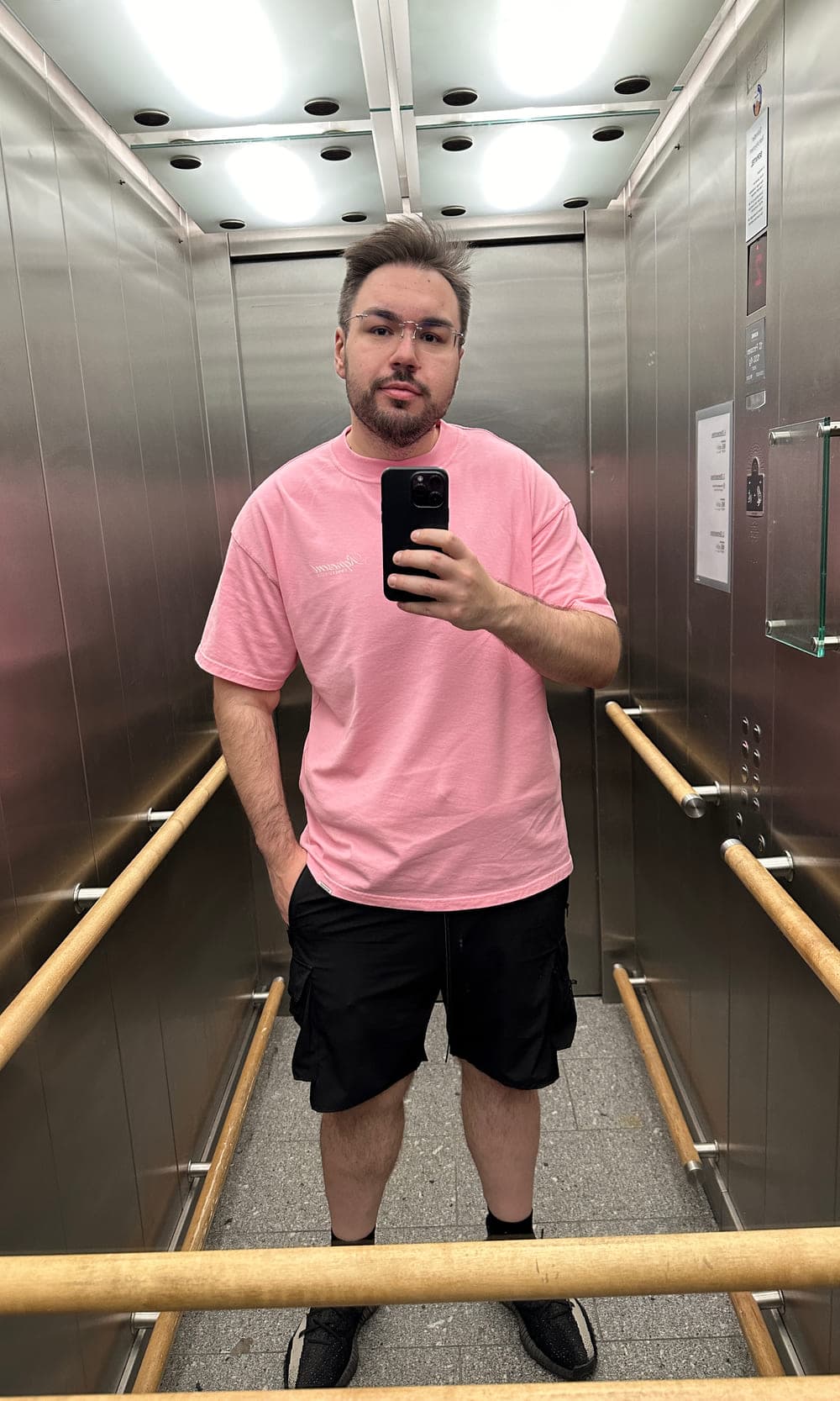 Dennis nach der Abnahme – Ganzkörper-Spiegelselfie im Aufzug, deutlich schlanker